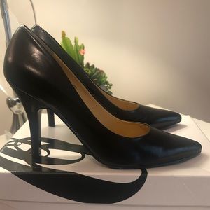 Nine West Gloriao Black leather pumps